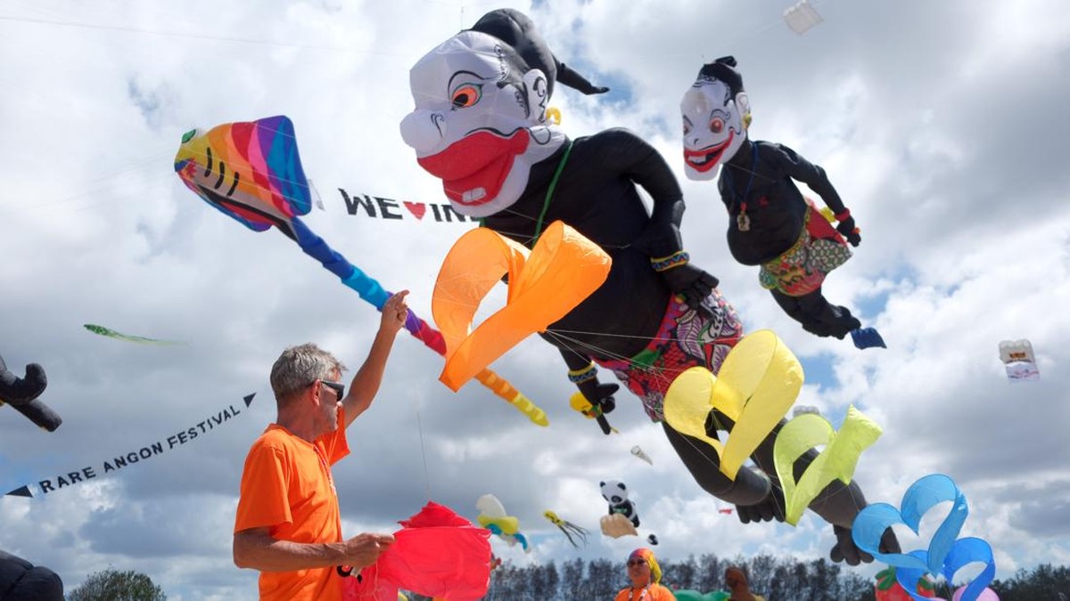 Festival layang-layang Rare Angon Kite Festival, Bali.