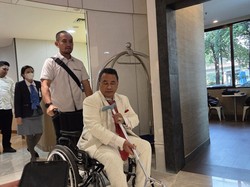 Sambil Duduk di Kursi Roda, Hotman Umumkan Mundur dari Pengacara Eks Jampidsus
