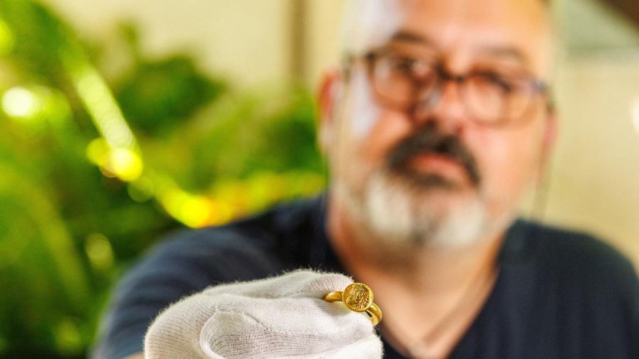 Igor Miholjek, kepala penelitian di Institut Konservasi Kroasia, Departemen Arkeologi Bawah Air, menunjukkan cincin stempel emas nan diyakini mempunyai gambar Kaisar Konstantinus IV, nan ditemukan di buntang kapal Bizantium dekat Polace di pulau Mljet, Kroasia, 21 Juli 2026.