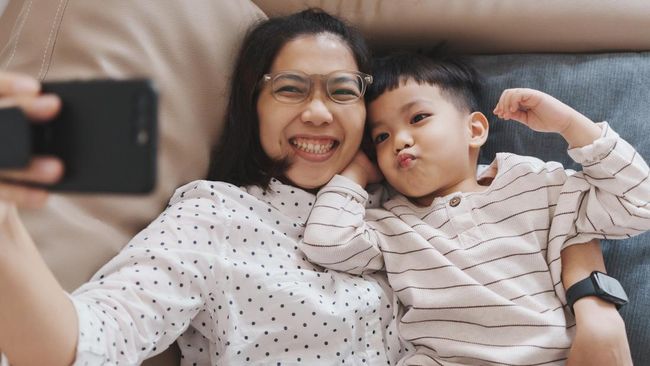 Orang tua tahu apa risikonya berbagi aktivitas dan privasi anak di ranah digital, tetapi ternyata pengetahuan ini tak menahan mereka melakukan sharenting.