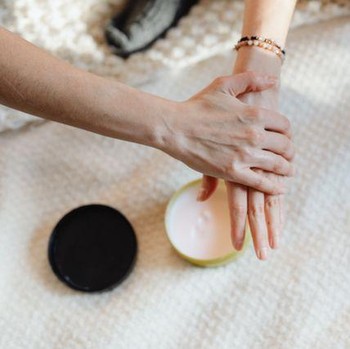 Jangan Terjebak Iklan! 5 Klaim Misleading yang Sebenarnya Tidak Ada dalam Produk Sunscreen