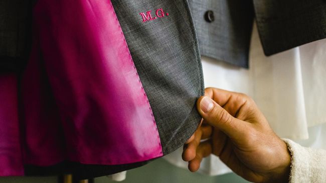 Tak perlu pakai kemeja atau fashion item dari brand ternama, penampilan pria juga bisa lebih elegan dengan monogram personal.