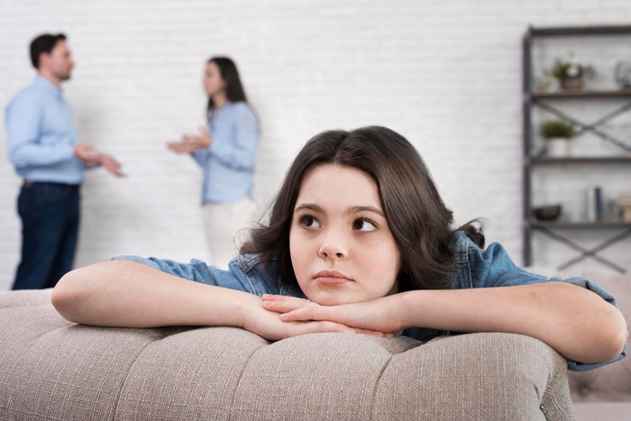 Orang tua toksik suka bertindak gaslighting. Mereka suka memosisikan dirinya sebagai korban di hadapan anak-anak yang sudah dewasa.
