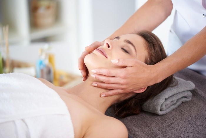 Cara mengencangkan kulit wajah menurut dermatolog. Memijat wajah sendiri dengan lembut atau senam wajah dapat merangsang jaringan otot yang meningkatkan volume kulit dan melawan penurunan massa otot wajah.