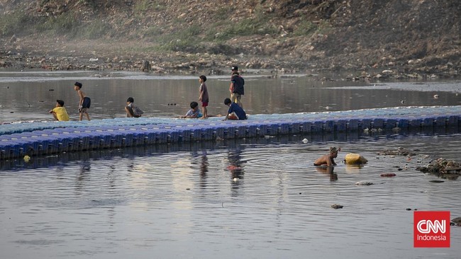 Aliran Kali Ciliwung di kawasan Kanal Banjir Barat (KBB), Petamburan, Jakarta Pusat, tampak menyusut pada Kamis (23/7/2026). Penurunan debit air terlihat jelas dari berkurangnya ketinggian permukaan sungai dibandingkan kondisi normal, seiring mulai b