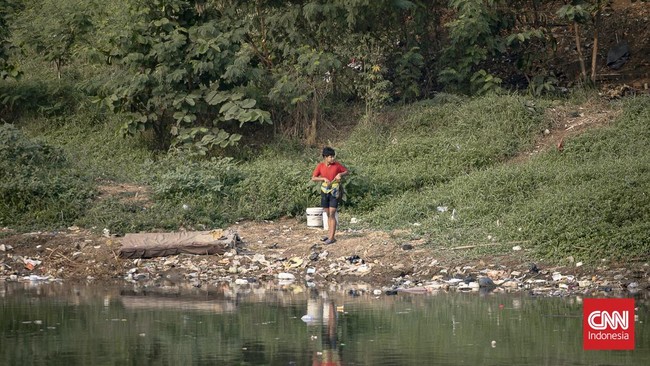 Aliran Kali Ciliwung di kawasan Kanal Banjir Barat (KBB), Petamburan, Jakarta Pusat, tampak menyusut pada Kamis (23/7/2026). Penurunan debit air terlihat jelas dari berkurangnya ketinggian permukaan sungai dibandingkan kondisi normal, seiring mulai b