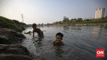 Aliran Kali Ciliwung di kawasan Kanal Banjir Barat (KBB), Petamburan, Jakarta Pusat, tampak menyusut pada Kamis (23/7/2026). Penurunan debit air terlihat jelas dari berkurangnya ketinggian permukaan sungai dibandingkan kondisi normal, seiring mulai b