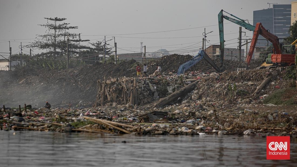 Aliran Kali Ciliwung di kawasan Kanal Banjir Barat (KBB), Petamburan, Jakarta Pusat, tampak menyusut pada Kamis (23/7/2026). Penurunan debit air terlihat jelas dari berkurangnya ketinggian permukaan sungai dibandingkan kondisi normal, seiring mulai b