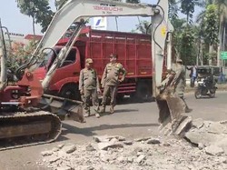 Satpol PP Bongkar 25 Bangunan Liar di Depok, 10 Diduga Tempat Kopi Pangku