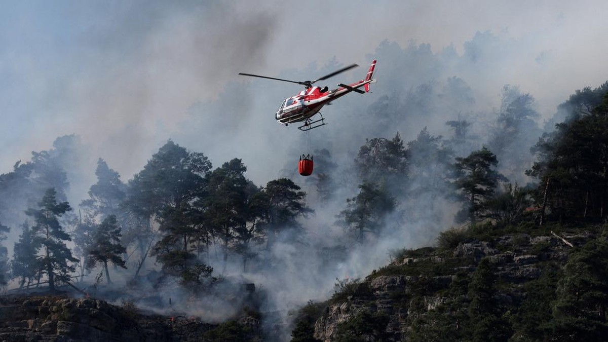 Kebakaran Hutan Melahap 1.700 Hektare di Prancis