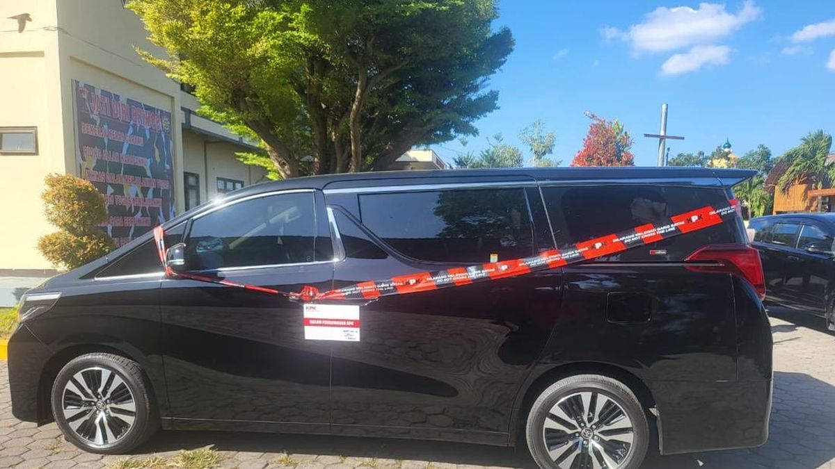 KPK Lakukan Penggeledahan Kasus Bupati Lombok Barat, 1 Alphard Disita