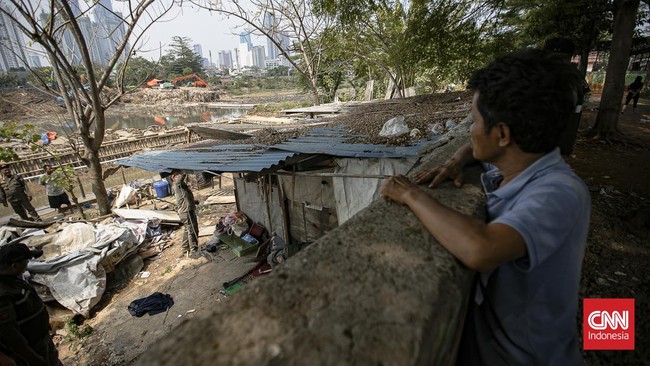 Petugas merobohkan bangunan semi permanen dalam penertiban bangunan liar dan lapak PKL di sepanjang bantaran Kanal Banjir Barat (BKB), Tanah Abang.