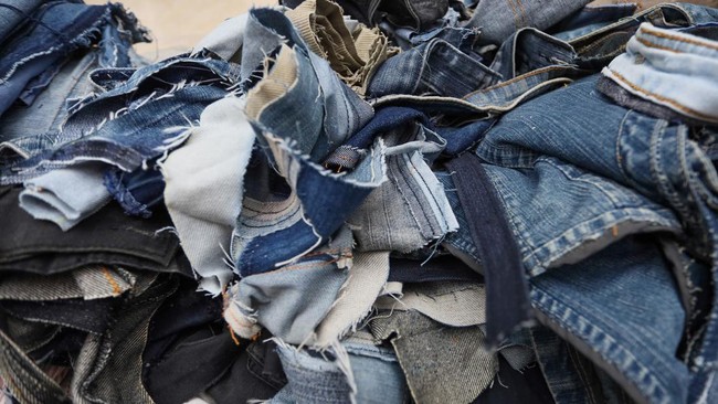 Limbah kain jeans bekas menjadi bahan baku pembuatan berbagai produk fesyen dan kerajinan di rumah produksi Bumoe, Banda Aceh, Aceh.