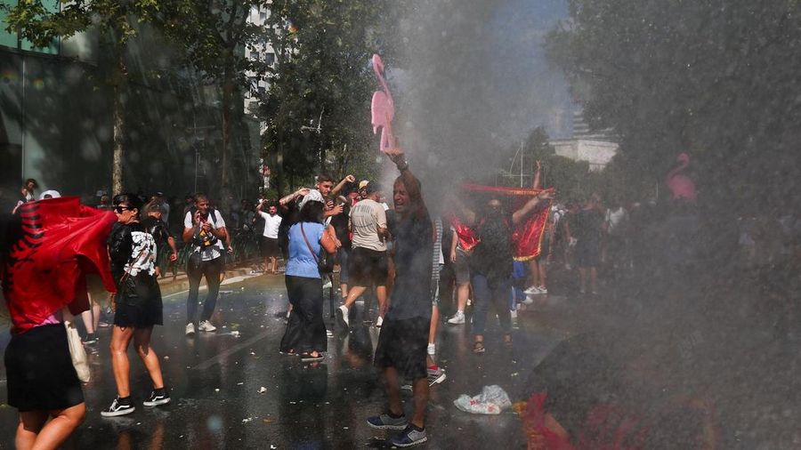 Orang-orang disemprot air dari meriam air selama demonstrasi menentang pemerintah, menyusul protes selama berminggu-minggu terhadap rencana pembangunan resor mewah nan didukung oleh perusahaan nan mengenai dengan Jared Kushner, menantu Presiden AS Donald Trump, di bagian pesisir Adriatik nan sensitif terhadap lingkungan, di Tirana, Albania, 23 Juli 2026.