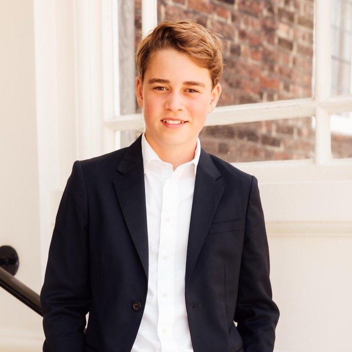 <p>Dilansir <em>People</em>, George diketahui sedang mempersiapkan dirinya memasuki usia remaja. Musim gugur ini, ia akan memulai studi di Eton College, mengikuti jejak sang ayah dan pamannya, Pangeran Harry. Seorang sumber mengatakan alasan George memilih sekolah khusus laki-laki yang bergengsi di Inggris ini. "George selalu ingin mengikuti jejak ayahnya," kata sumber tersebut. (Foto: Instagram @princeandprincessofwales)</p>
