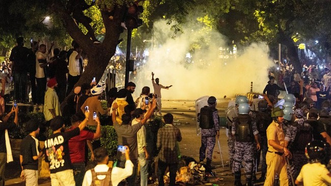 Potret Demo Partai Kecoa Menggila, Bentrokan Tak Terhindarkan
