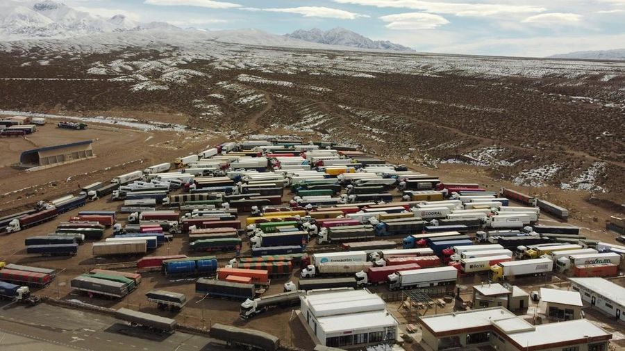 Para pengemudi truk menunggu perbatasan nan terblokir salju dibuka kembali di Uspallata, provinsi Mendoza, Argentina, Rabu (22/7/2026). (REUTERS/Maximiliano Rios)