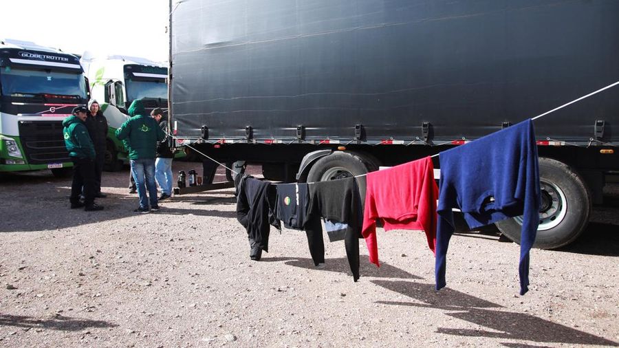 Para pengemudi truk menunggu perbatasan nan terblokir salju dibuka kembali di Uspallata, provinsi Mendoza, Argentina, Rabu (22/7/2026). (REUTERS/Maximiliano Rios)