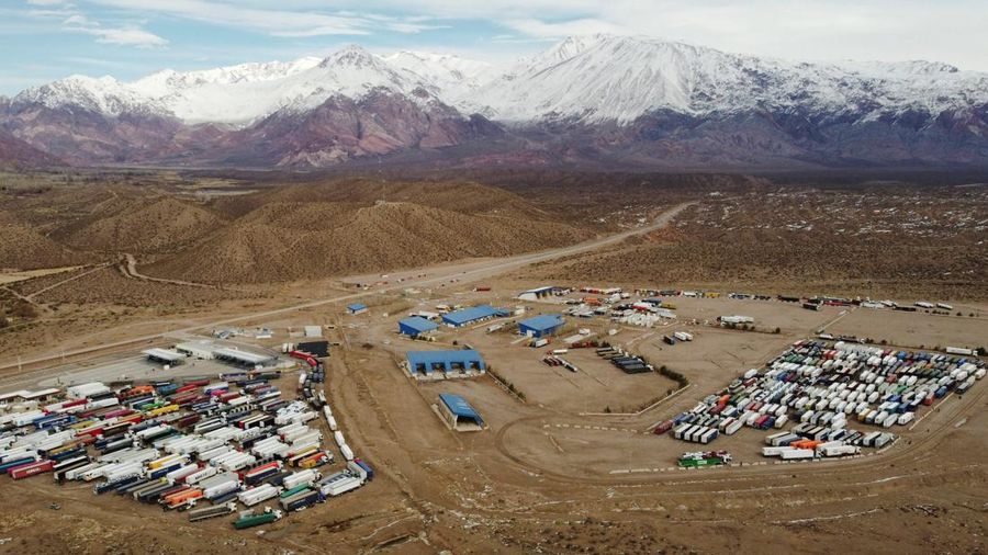 Para pengemudi truk menunggu perbatasan nan terblokir salju dibuka kembali di Uspallata, provinsi Mendoza, Argentina, Rabu (22/7/2026). (REUTERS/Maximiliano Rios)