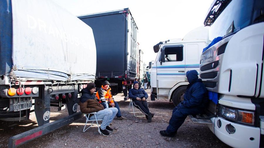 Para pengemudi truk menunggu perbatasan nan terblokir salju dibuka kembali di Uspallata, provinsi Mendoza, Argentina, Rabu (22/7/2026). (REUTERS/Maximiliano Rios)