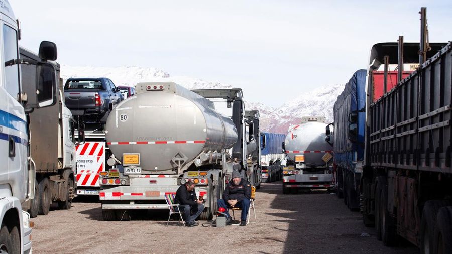 Para pengemudi truk menunggu perbatasan nan terblokir salju dibuka kembali di Uspallata, provinsi Mendoza, Argentina, Rabu (22/7/2026). (REUTERS/Maximiliano Rios)