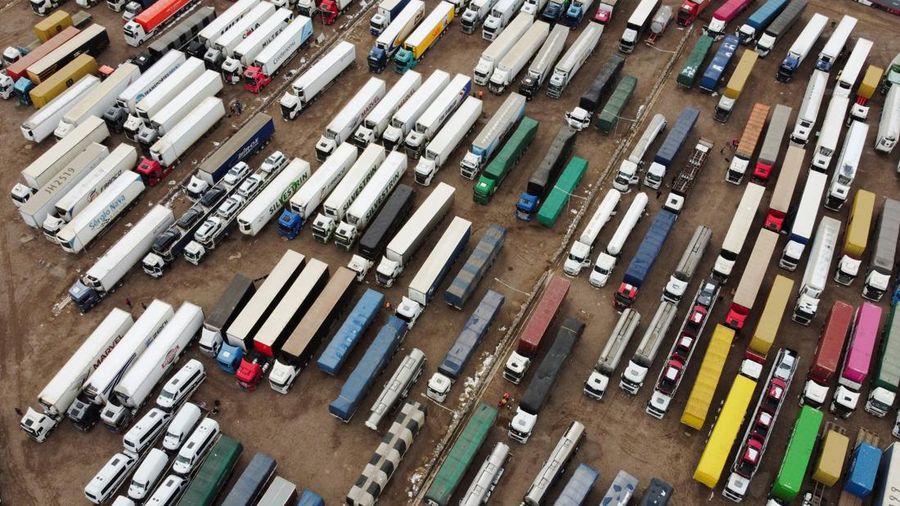Para pengemudi truk menunggu perbatasan nan terblokir salju dibuka kembali di Uspallata, provinsi Mendoza, Argentina, Rabu (22/7/2026). (REUTERS/Maximiliano Rios)