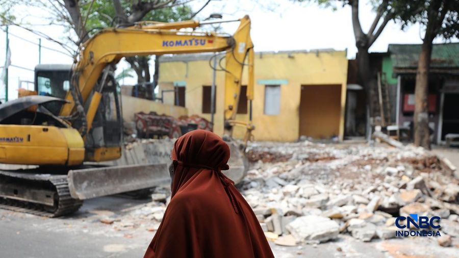 Pemerintah Kota (Pemkot) Administrasi Jakarta Pusat menertibkan deretan gedung liar dan lapak pedagang kaki lima (PKL) di sepanjang bantaran Kanal Banjir Barat (BKB) Jatipinggir, Petamburan, Tanah Abang, Kamis (23/7/2026).
