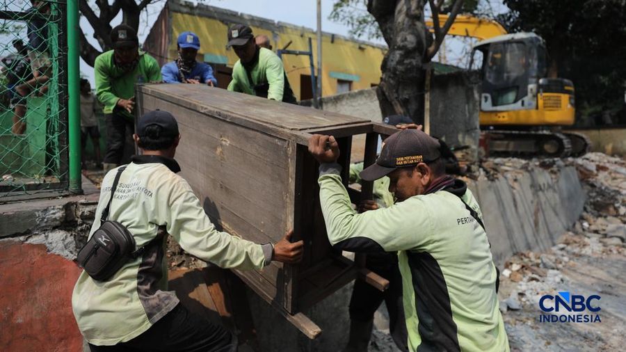 Pemerintah Kota (Pemkot) Administrasi Jakarta Pusat menertibkan deretan gedung liar dan lapak pedagang kaki lima (PKL) di sepanjang bantaran Kanal Banjir Barat (BKB) Jatipinggir, Petamburan, Tanah Abang, Kamis (23/7/2026).