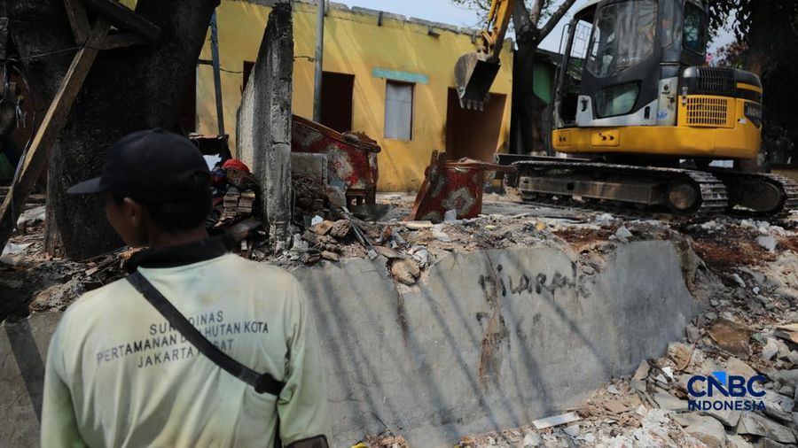 Pemerintah Kota (Pemkot) Administrasi Jakarta Pusat menertibkan deretan gedung liar dan lapak pedagang kaki lima (PKL) di sepanjang bantaran Kanal Banjir Barat (BKB) Jatipinggir, Petamburan, Tanah Abang, Kamis (23/7/2026). (CNBC Indonesia/Tri Susi