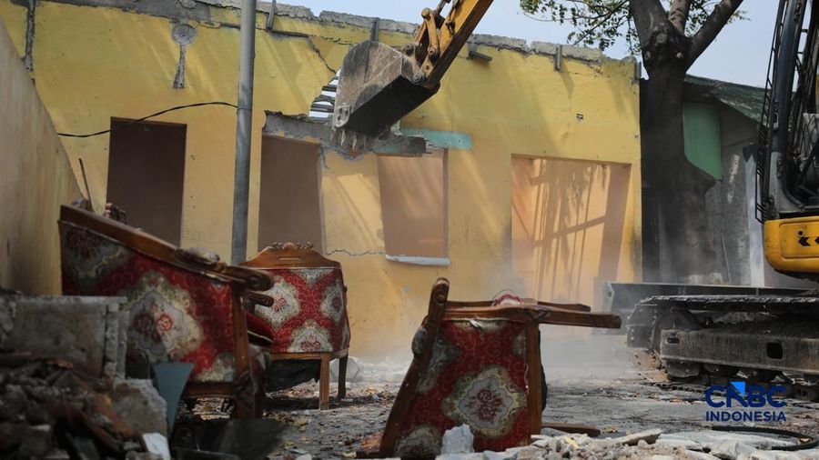 Pemerintah Kota (Pemkot) Administrasi Jakarta Pusat menertibkan deretan gedung liar dan lapak pedagang kaki lima (PKL) di sepanjang bantaran Kanal Banjir Barat (BKB) Jatipinggir, Petamburan, Tanah Abang, Kamis (23/7/2026).