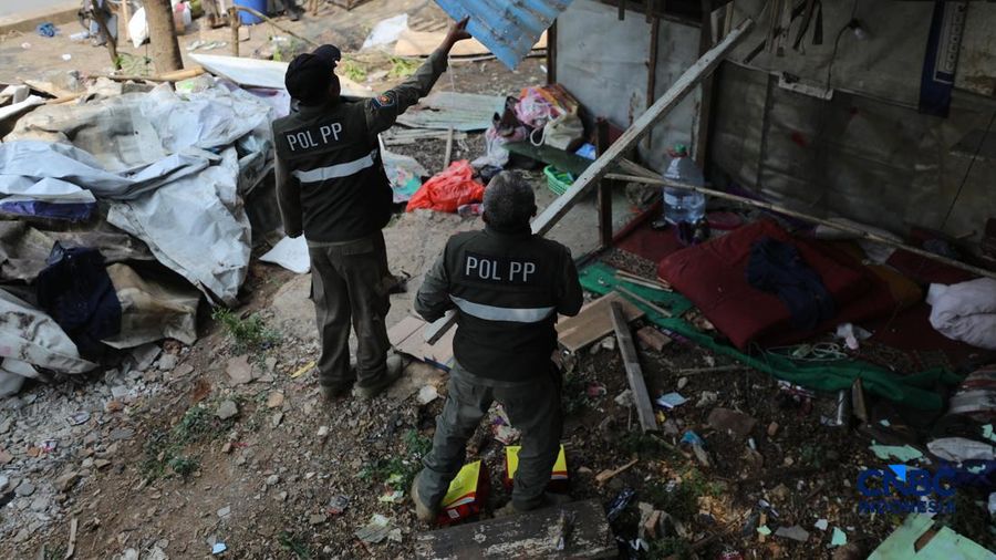 Pemerintah Kota (Pemkot) Administrasi Jakarta Pusat menertibkan deretan gedung liar dan lapak pedagang kaki lima (PKL) di sepanjang bantaran Kanal Banjir Barat (BKB) Jatipinggir, Petamburan, Tanah Abang, Kamis (23/7/2026).