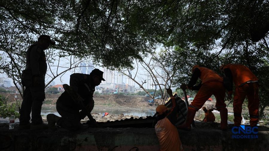 Pemerintah Kota (Pemkot) Administrasi Jakarta Pusat menertibkan deretan gedung liar dan lapak pedagang kaki lima (PKL) di sepanjang bantaran Kanal Banjir Barat (BKB) Jatipinggir, Petamburan, Tanah Abang, Kamis (23/7/2026).