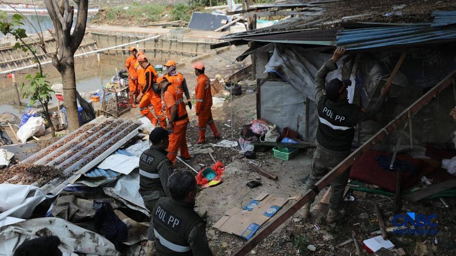 Pemerintah Kota (Pemkot) Administrasi Jakarta Pusat menertibkan deretan gedung liar dan lapak pedagang kaki lima (PKL) di sepanjang bantaran Kanal Banjir Barat (BKB) Jatipinggir, Petamburan, Tanah Abang, Kamis (23/7/2026).