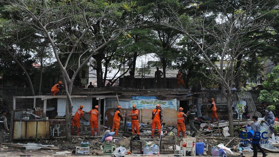 Pemerintah Kota (Pemkot) Administrasi Jakarta Pusat menertibkan deretan gedung liar dan lapak pedagang kaki lima (PKL) di sepanjang bantaran Kanal Banjir Barat (BKB) Jatipinggir, Petamburan, Tanah Abang, Kamis (23/7/2026).