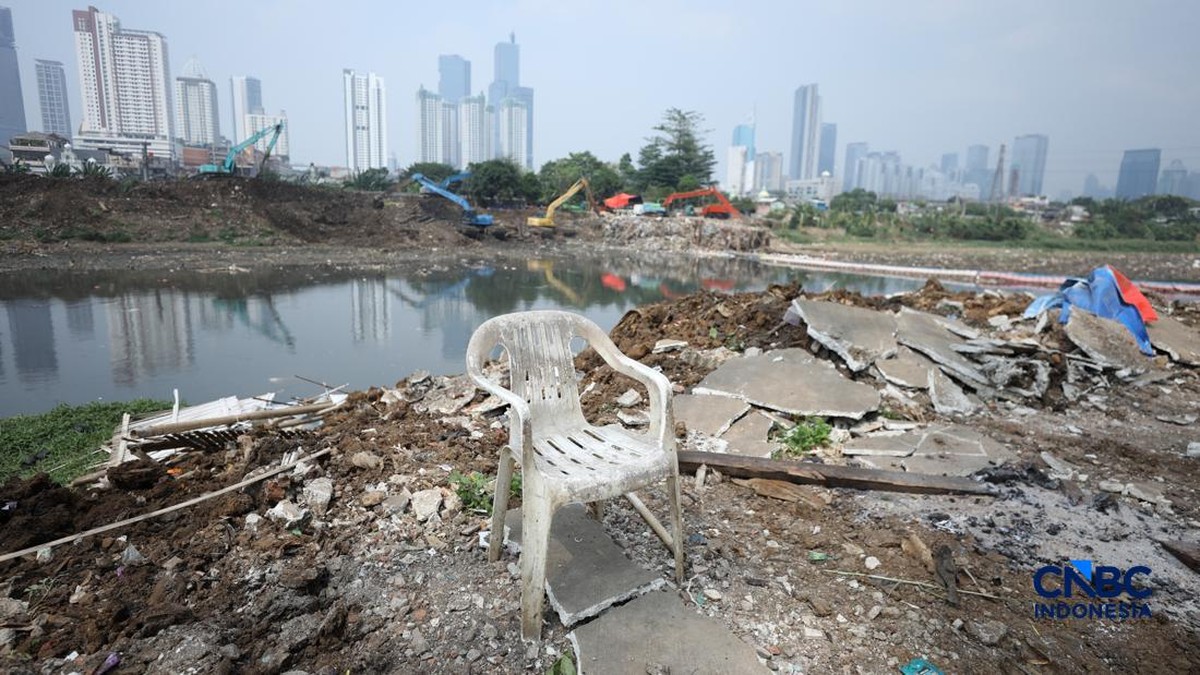 Penampakan Bangunan Pinggir Kanal Banjir Barat Rata dengan Tanah 