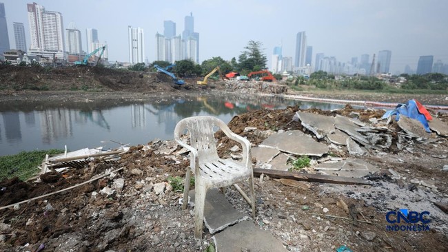 Penampakan Bangunan Pinggir Kanal Banjir Barat Rata dengan Tanah