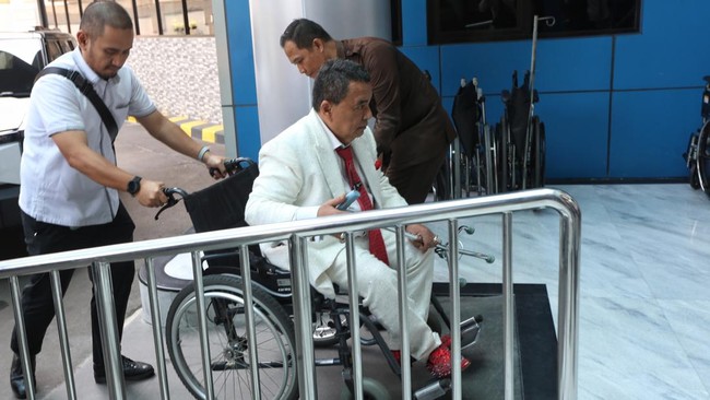Pengacara Hotman Paris Hutapea memberikan pernyataan media usai mendapatkan penanganan medis ditemui di RS Medistra, Jakarta Selatan, Kamis (23/7/2026). Hotman mengumumkan mengundurkan diri sebagai kuasa hukum mantan Jaksa Agung Muda Tindak Pidana Kh