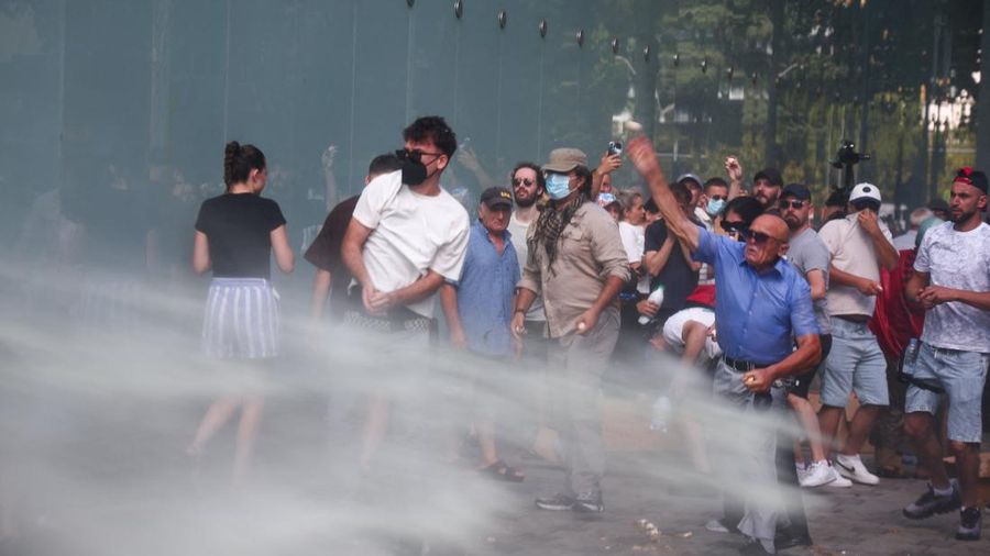 Polisi menggunakan meriam air terhadap para demonstran, menyusul protes selama berminggu-minggu terhadap rencana pembangunan resor mewah nan didukung oleh sebuah perusahaan nan mengenai dengan Jared Kushner, menantu Presiden AS Donald Trump, di bagian pesisir Adriatik nan sensitif terhadap lingkungan, di Tirana, Albania, 23 Juli 2026.