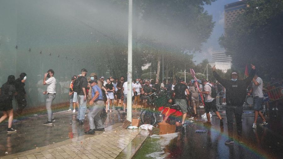 Polisi menggunakan meriam air terhadap para demonstran, menyusul protes selama berminggu-minggu terhadap rencana pembangunan resor mewah nan didukung oleh sebuah perusahaan nan mengenai dengan Jared Kushner, menantu Presiden AS Donald Trump, di bagi