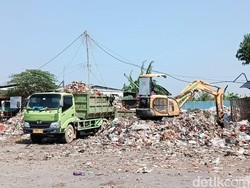 DLH Cirebon Kuras Gunungan Sampah di TPS Pasar Batik Weru