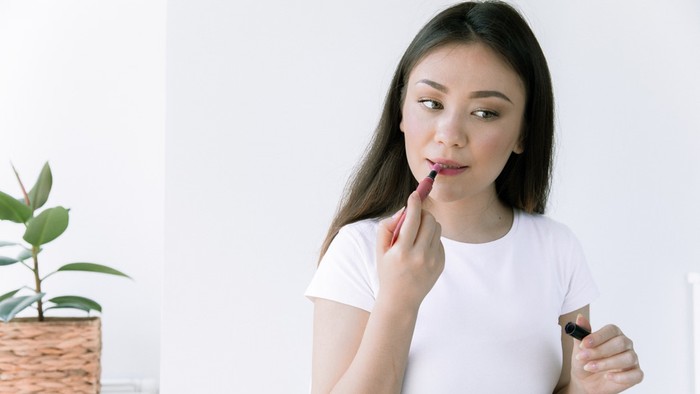 5 Warna Lipstik yang Bikin Wajah Terlihat Segar, Cocok untuk Dipakai Setiap Hari