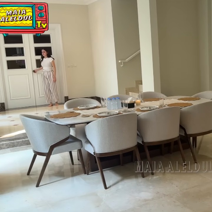<p>Syifa dan El menempatkan ruang keluarga menyatu dengan ruang makan. Ruangan ini juga langsung menuju ke dapur dan ruang bersantai tempat keduanya menghabiskan waktu menonton TV. Saat Maia berkunjung, Syifa dan El memang masih terlihat belum banyak mengisi rumah ini dengan <em>furniture</em>, Bunda. (Foto: YouTube MAIA ALELDUL TV)</p>