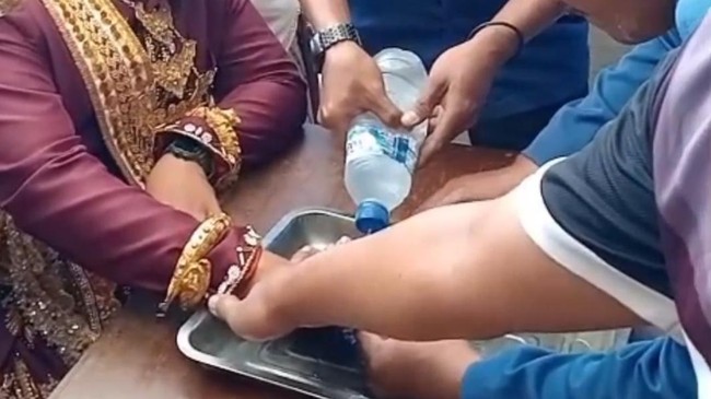 Seorang pengantin pria mendatangi kantor Dinas Pemadam Kebakaran (Damkar) Kabupaten Gowa, Sulawesi Selatan, akibat cincin emas tersangkut dan tidak bisa dilepaskan.