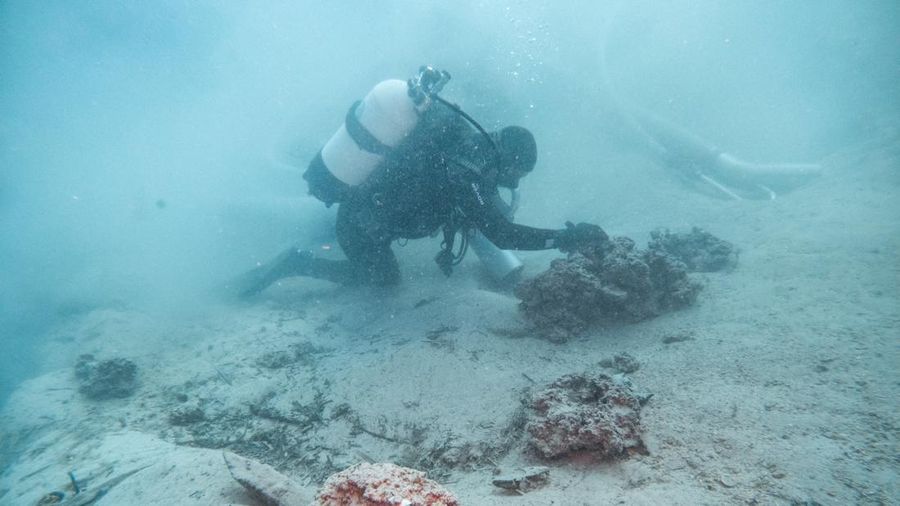 Seorang arkeolog bawah air bekerja di buntang kapal Bizantium dekat Polace di pulau Mljet, Kroasia, 20 Juli 2026.