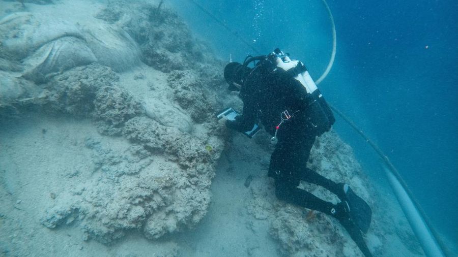 Seorang arkeolog bawah air bekerja di buntang kapal Bizantium dekat Polace di pulau Mljet, Kroasia, 20 Juli 2026.