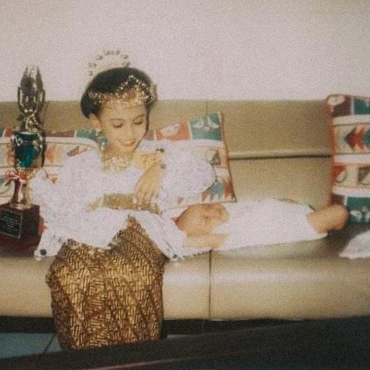 <p>Aktris Sheila Dara Aisha pernah membagikan potret masa kecilnya saat merayakan Hari Kartini. Foto saat mengenakan baju adatnya itu pun mencuri perhatian karena parasnya disebut cantik sejak dini. &ldquo;Cantik sejak dini,&rdquo; tulis akun<em> @lindagst****.</em> &ldquo;KAMU CAKEP BGT MBAK DARA,&rdquo; tulis akun <em>@bagaskaraa****.</em> (Foto: Instagram @sheiladaisha)</p>
