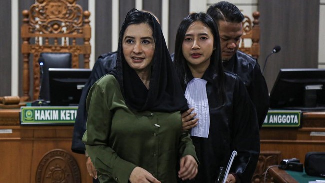 Saksi sidang kasus korupsi Bupati Pekalongan Fadia Arafiq mengungkapkan uang dari kepala OPD dibagi-bagikan untuk tim sukses dan kebutuhan Lebaran.