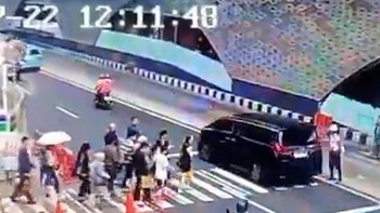 Viral Detik-detik Alphard Terobos Lampu Merah di Bundaran HI