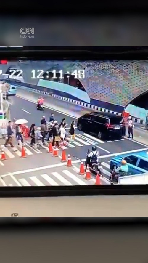 Viral Detik-detik Alphard Terobos Lampu Merah di Bundaran HI