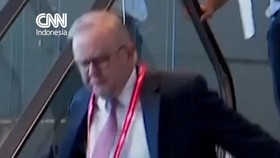 PM Australia Anthony Albanese mengumpat usai nyaris terjatuh di eskalator pada Kamis (23/7).